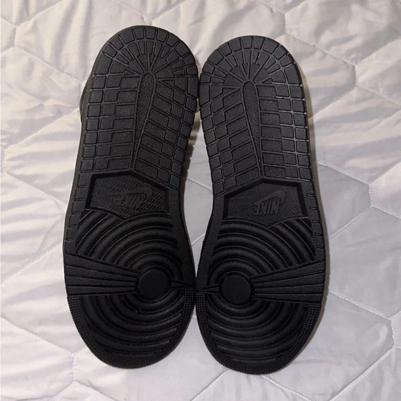 Jordan 1 Mid
Triple Black - Picture 6 of 6